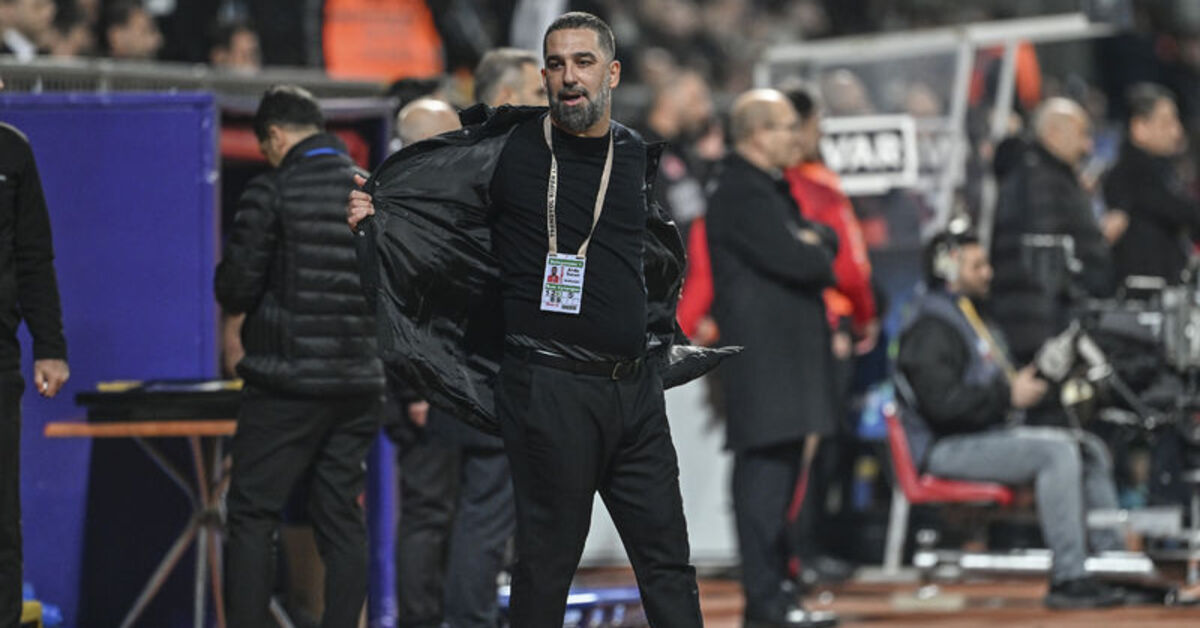 Arda Turan kırmızı kartla tribüne gönderildi!