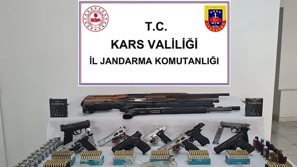 Kars’ta 25 adrese eş zamanlı ruhsatsız silah ve arananlar operasyonu: 11 kişi yakalandı!