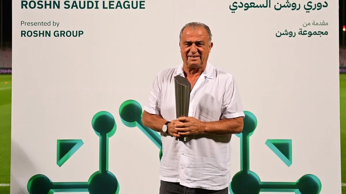 Ayın teknik direktörü olan Fatih Terim ödülünü aldı!
